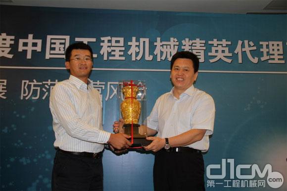 中国工程机械工业协会代理商工作委员会杜海涛会长代表主办方对福建小松的承办和支持表示感谢