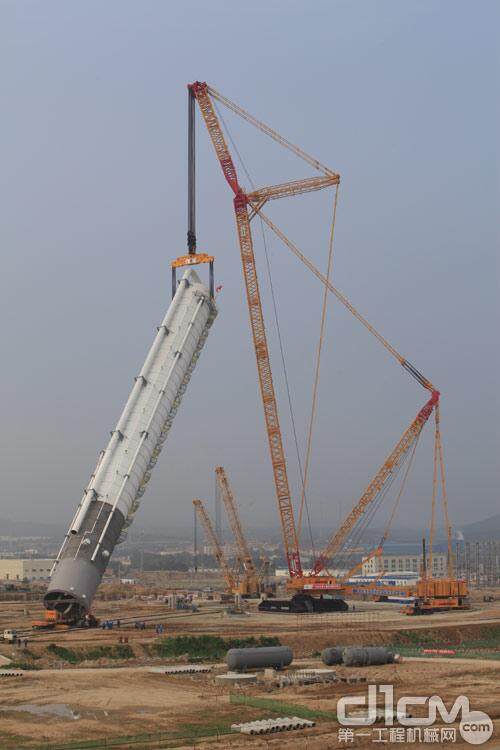 徐工XGC88000履带起重机丙烯塔吊装现场