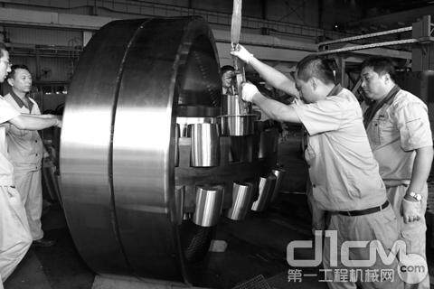 第一套国内最大、最重的水泥辊压机配套轴承在瓦轴出产，直径2.05米，重量8.59吨