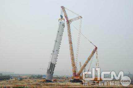 4000吨级履带式起重机启用暨万华烟台工业园丙烯塔吊装仪式