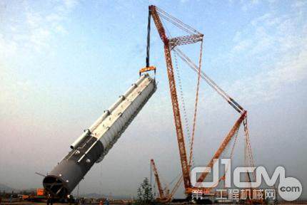 4000吨级履带式起重机启用暨万华烟台工业园丙烯塔吊装仪式