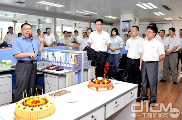 曾光安总裁（左一）向国际营销事业部全体员工祝贺