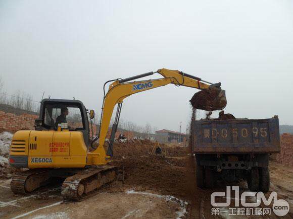 小身板崛起新家园 徐工XE60CA挖掘机晋城开工
