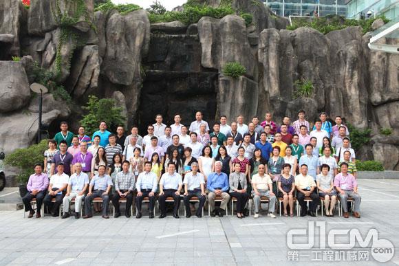 “2013年度中国工程机械精英代理商热点论坛”圆满举行。图为参会人员合影