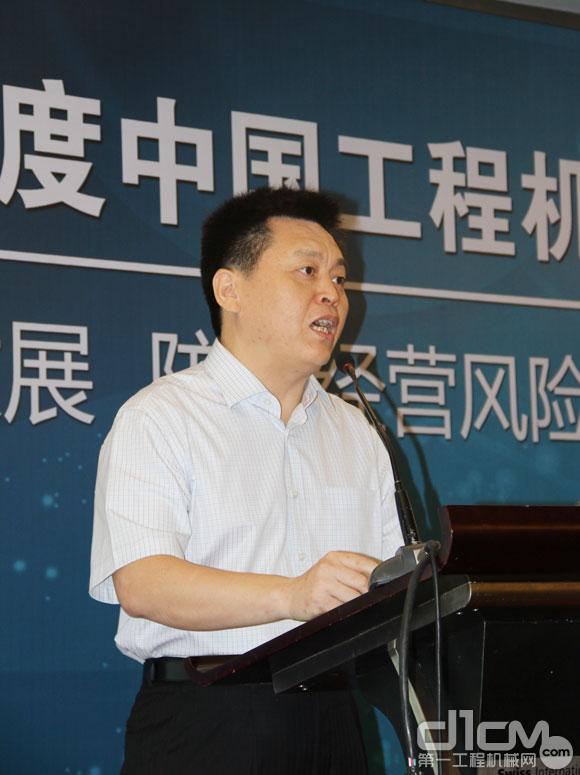 中国工程机械工业协会代理商工作委员会会长杜海涛主持