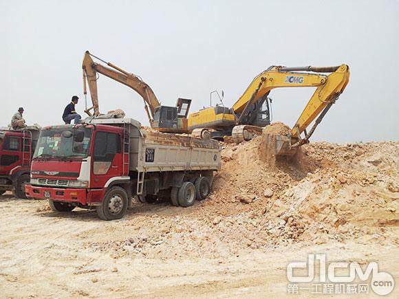 图为在马来西亚某工地上，多台徐工XE335C挖掘机正在协同作战，高效施工。
