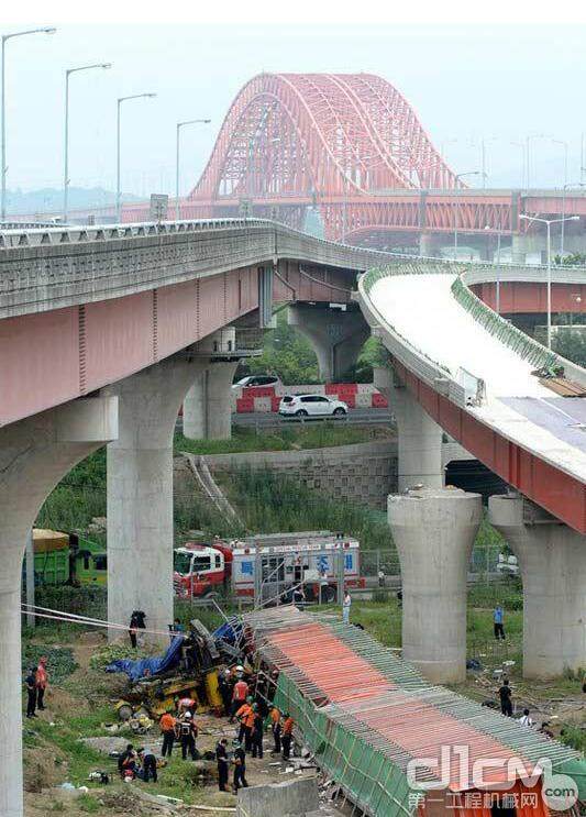 韩国汉江大桥坍塌致两中国人死 工程机械被压变形
