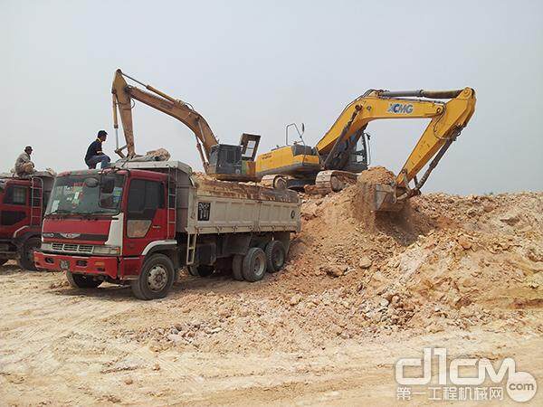 在马来西亚某工地上，多台徐工XE335C挖掘机正在协同作战，高效施工