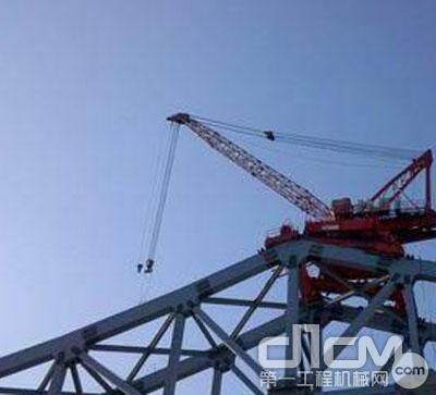 中国制造世界首台步履上下坡架梁起重机