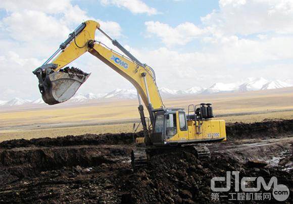 徐工XE700C挖掘机青海高原雪山之巅施工