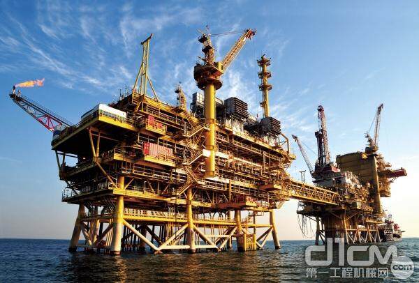位于渤海的蓬莱19-3油田钻井平台
