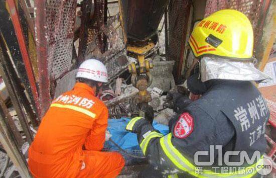 江苏常州施工电梯高层坠落酿惨剧 5人死亡