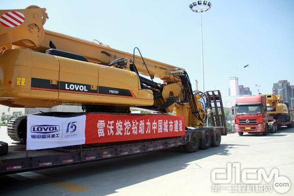 助力中国城市建设 五台雷沃旋挖钻交机大西南