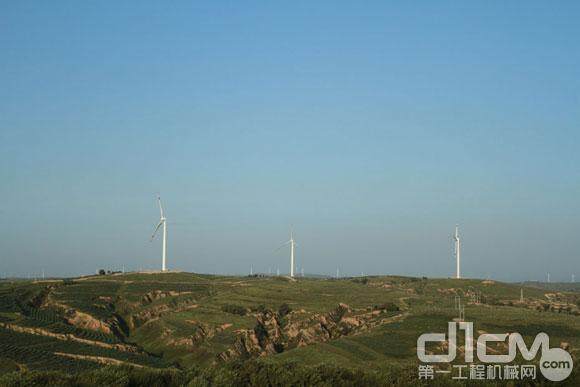 矗立在平鲁草原上的1.5MW风力发电机