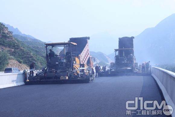 张涿高速公路上三一SAP120CA沥青摊铺机正在作业施工