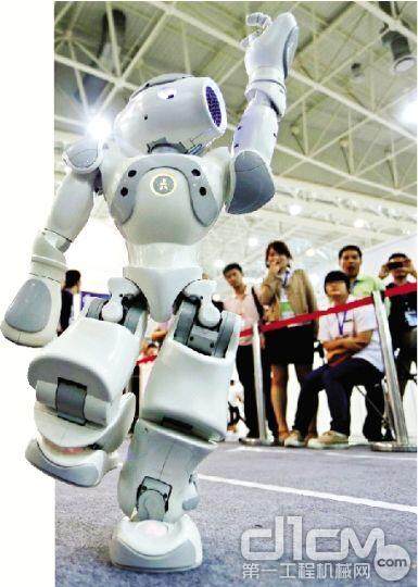 23日，机博会上，市民们正在欣赏机器人的舞蹈表演。
