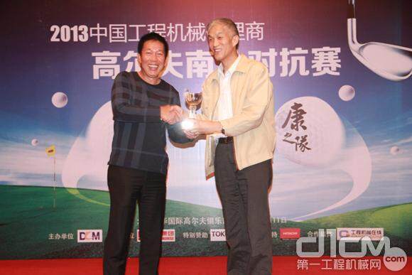 中国工程机械工业协会会长 祁俊 向利星行董事长 傅耀生 颁奖