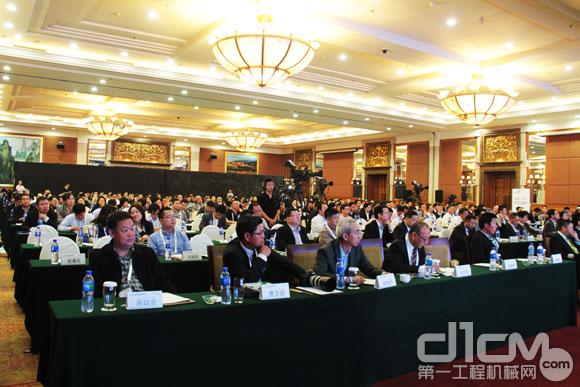 启健康新十年 2013中国工程机械代理商年会开幕