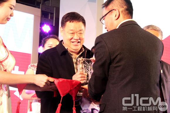 中国工程机械工业协会代理商工作委员会副会长黄宁、副会长杨驰升为获奖企业代表颁奖。