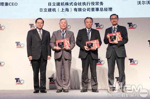 沃尔沃修筑树备中国区总裁罗东（右一）荣获“跨国公司最佳中国区司理人”