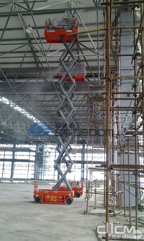 星邦重工升降平台参与怀化最大车展中心建设