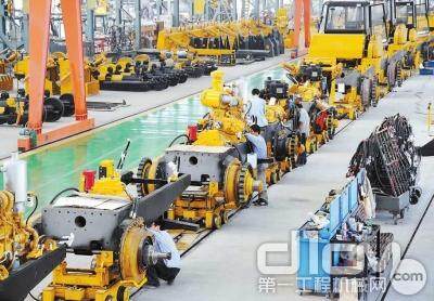 10月31日，工人在位于沙县的厦工三重公司新技改生产线上，生产压路机、推土机
