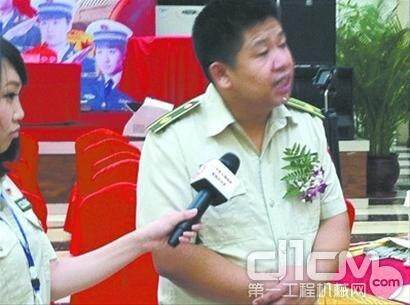 8月16日，刘国辉在接受记者采访，旁边站着的是他们自己电视台的记者