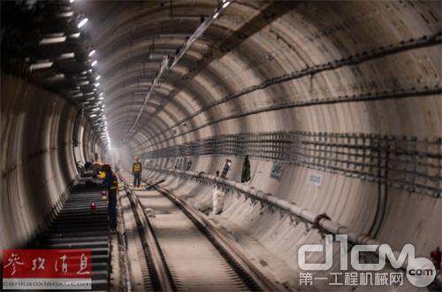 图为2013年11月11日，施工人员在地铁2号线东南段内进行最后的施工。