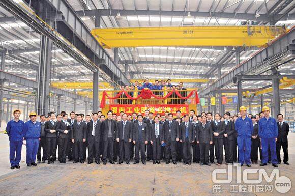 中联渭南工业园三期竣工 第一台推土机成功下线
