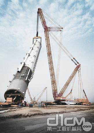 全球第一吊4000吨级履带起重机成功首吊