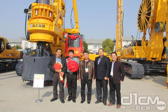 徐工自主研发的超大吨位旋挖钻机XR400D展会现场达成销售并举行了交付仪式