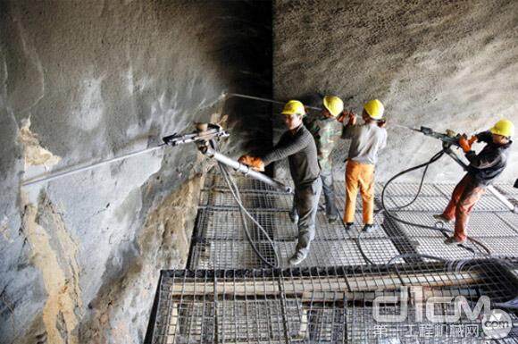 兰新铁路二线新疆哈密段工人在隧道里施工