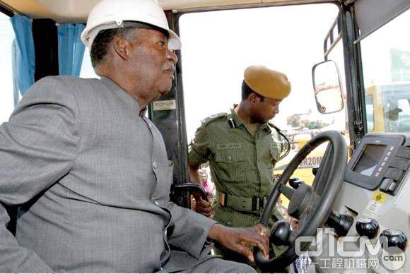 赞比亚总统驾驶三一平地机，亲身体验产品性能