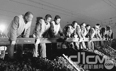 郑州铁路局新乡桥工段施工人员在京广线汤阴站铺设铁轨