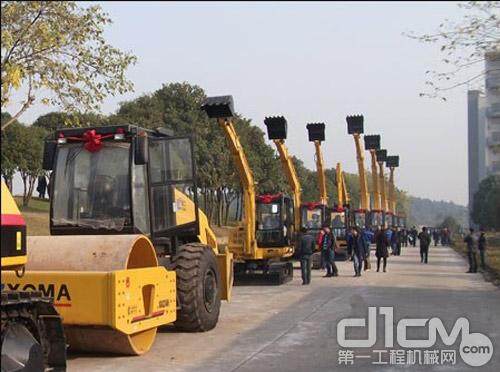 湖北润达厦工挖掘机新产品订货会在武汉召开