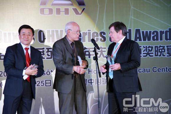 中国工程机械工业协会副秘书长吕莹和David Phillips被授予年度最佳演讲嘉宾