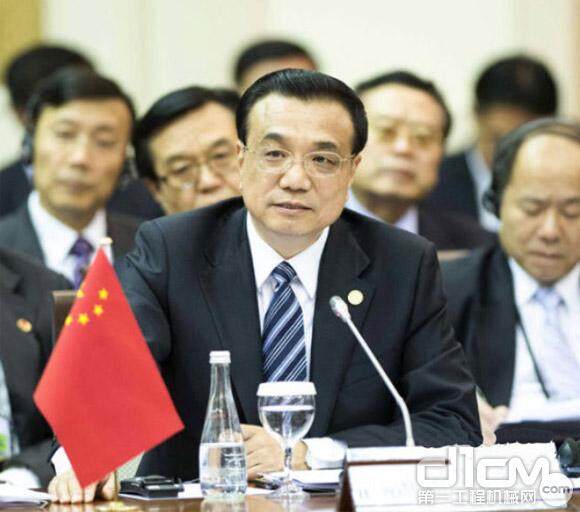 11月29日，上海合作组织成员国总理第十二次会议在乌兹别克斯坦首都塔什干举行。中国国务院总理李克强出席会议。这是上海合作组织成员国总理合影