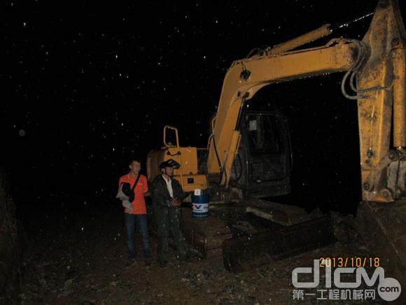 从白天到黑夜，风雨无阻，完成柳工服务神州万里行的使命。