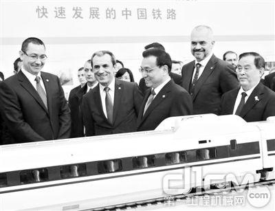 11月26日，国务院总理李克强与中东欧16国领导人在罗马尼亚议会宫共同参观中国铁路等基础设施及装备制造展。