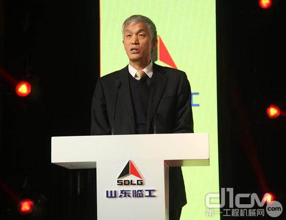 中国工程机械工业协会会长祁俊在颁奖典礼上对中国好司机活动表示肯定