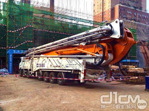中联重科全球最长碳纤维臂架泵车ZLJ5960THBS 101-7RZ