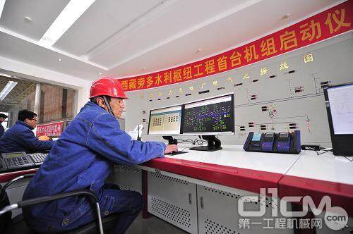 12月10日，工作人员在中控室监测发电机组运行情况