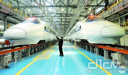 11日，重庆北动车所，将在渝利铁路上运行的CRH2“子弹头”和谐号动车组整装待发