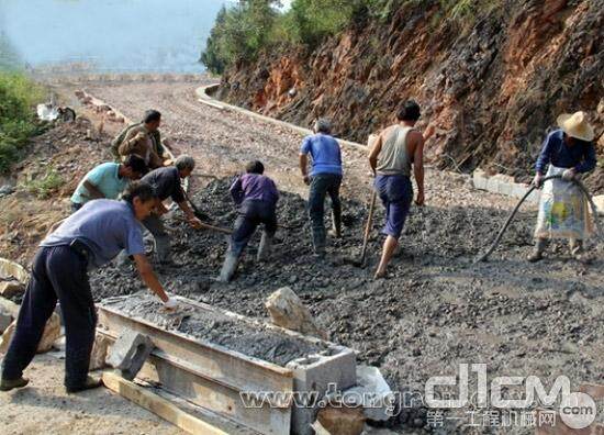 思渠镇杨楠村群众投工投劳实施通村公路硬化