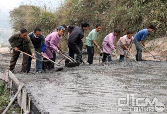 一幅幅农村公路建设的火热场面令人振奋