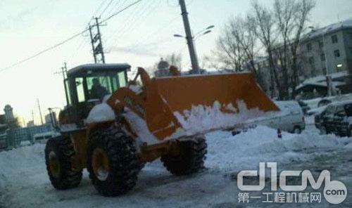 晋工装载机铲雪除冰助您平安出行