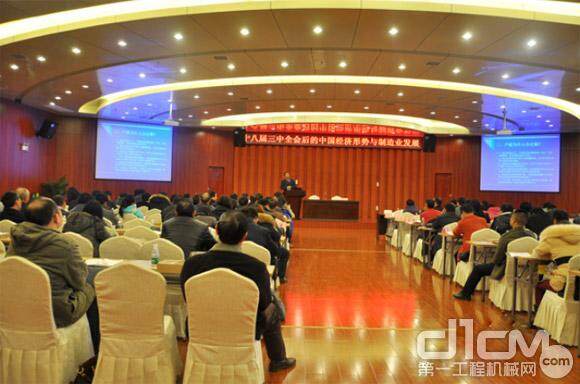 17日，长沙现代产业发展研究会成立，并进行了首期研讨