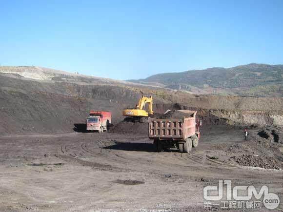 凯斯液压挖掘装载机CX800B在云南先锋煤矿