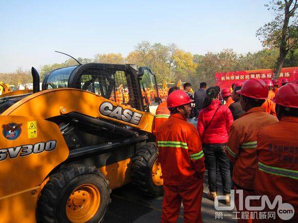 杭州城区抗雪防冻应急演示：凯斯滑移装载机SV300