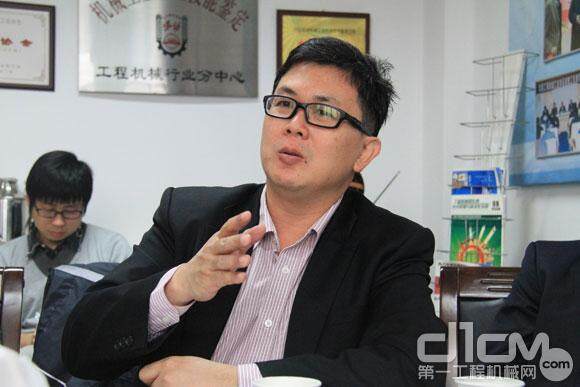 卡特彼勒(中国)投资有限公司中国区租赁与二手设备经理林源盛担任主任委员